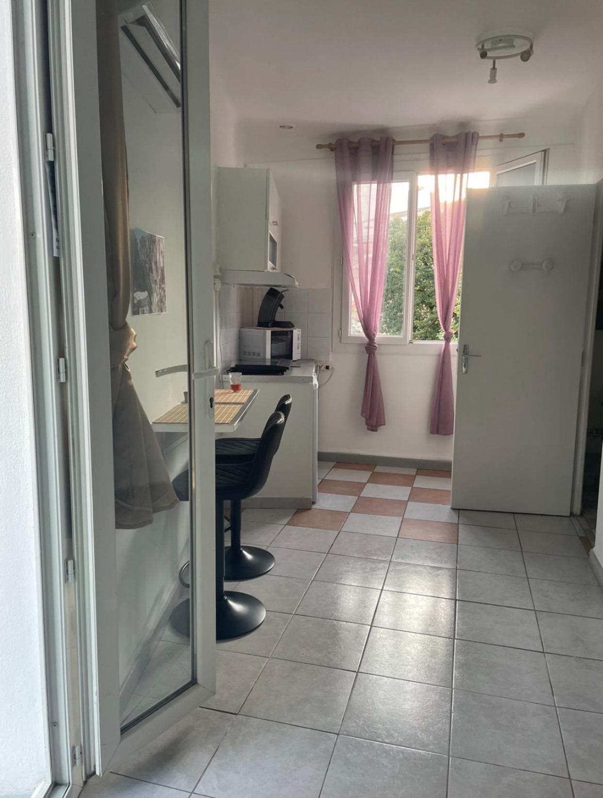 Stud Terras Ville Corniche 2 Pers Stat Gratuit Rue Modif Suivt Possib Et Accord Exclusif Marsella Exterior foto